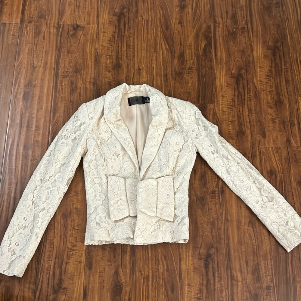 Lace jacket with bow in front